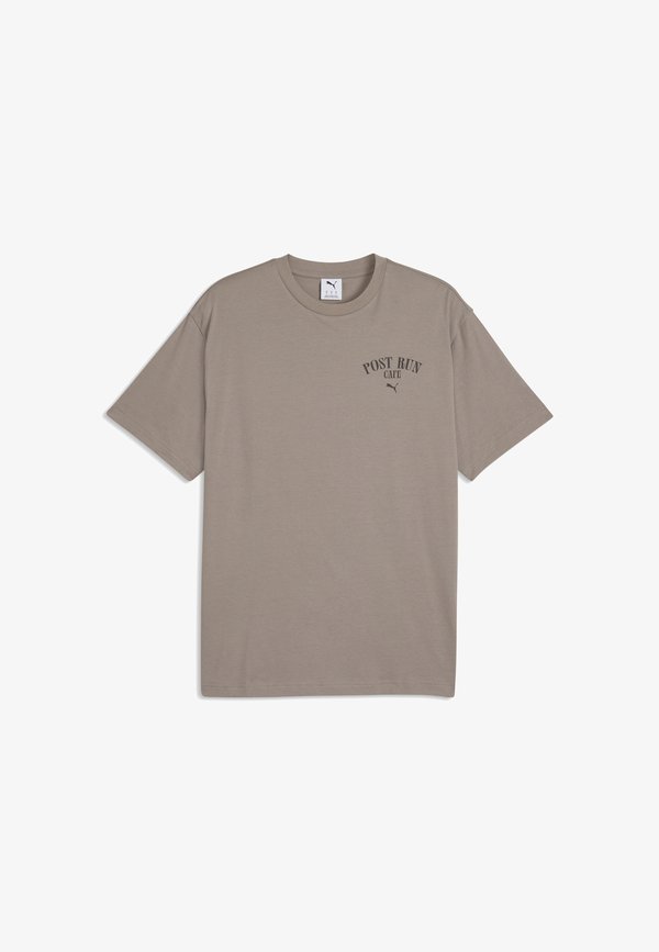 Puma GRAPHIC PUMA CAFE RELAXED T-SHIRT - Print T-shirt - mouse gray