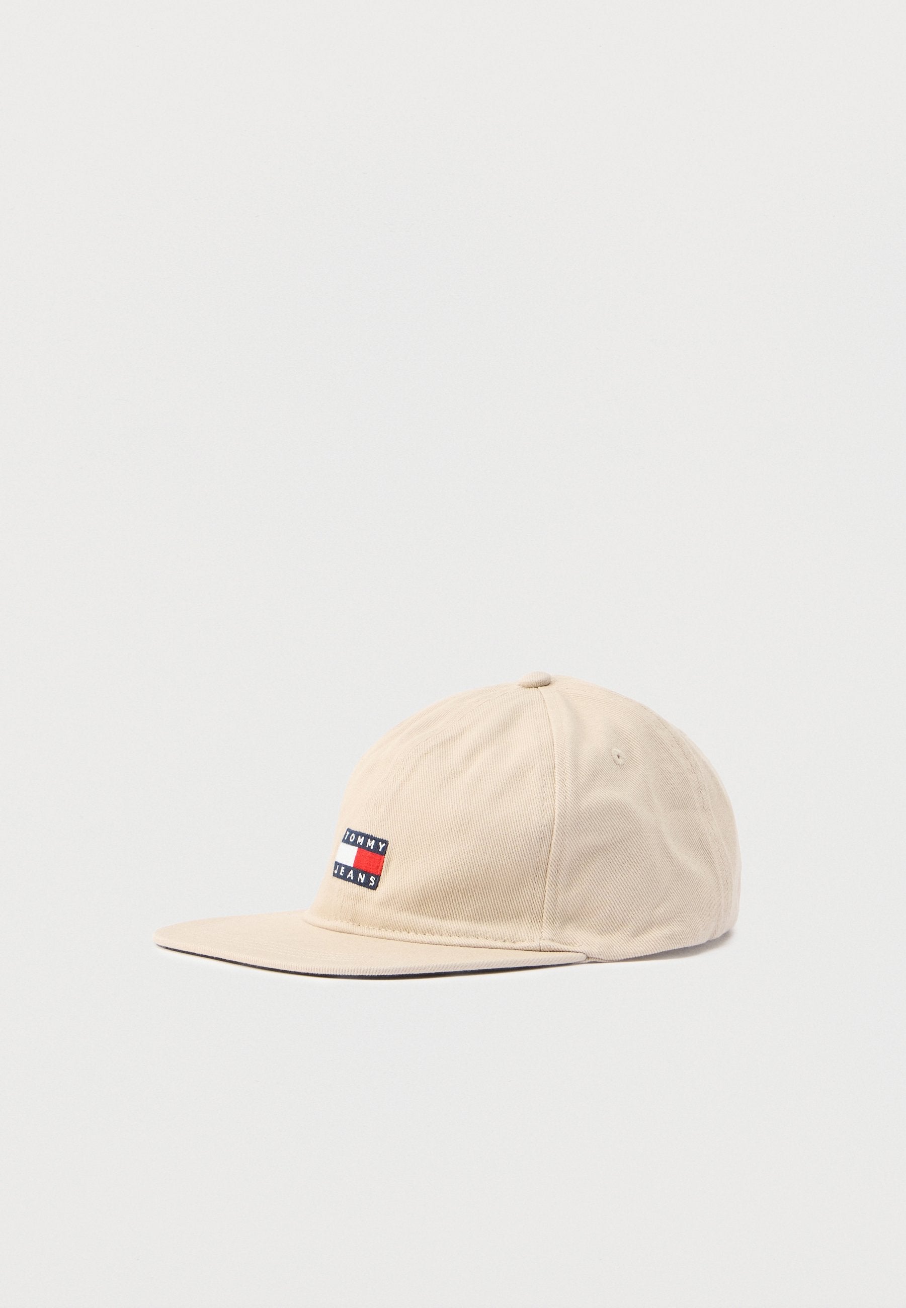 Beige Baumwoll-Baseballkappe mit einem aufgestickten Tommy Jeans Logo-Patch in Rot, Weiß und Blau auf dem Frontpanel. Abgerundete Krone und flacher Schirm.