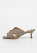 Beige Absatzsandalen mit einem gekreuzten Riemendesign, glattem Leder, offenem Zehenbereich und einem kleinen Blockabsatz. Hervorstechendes goldenes Zubehör.