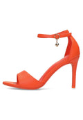 Orange High-Heel-Sandal mit offenem Zehenbereich und Knöchelriemen, ausgestattet mit einem goldenen Herz-Anhänger. Hergestellt aus glattem, synthetischem Material mit einem eleganten Design.