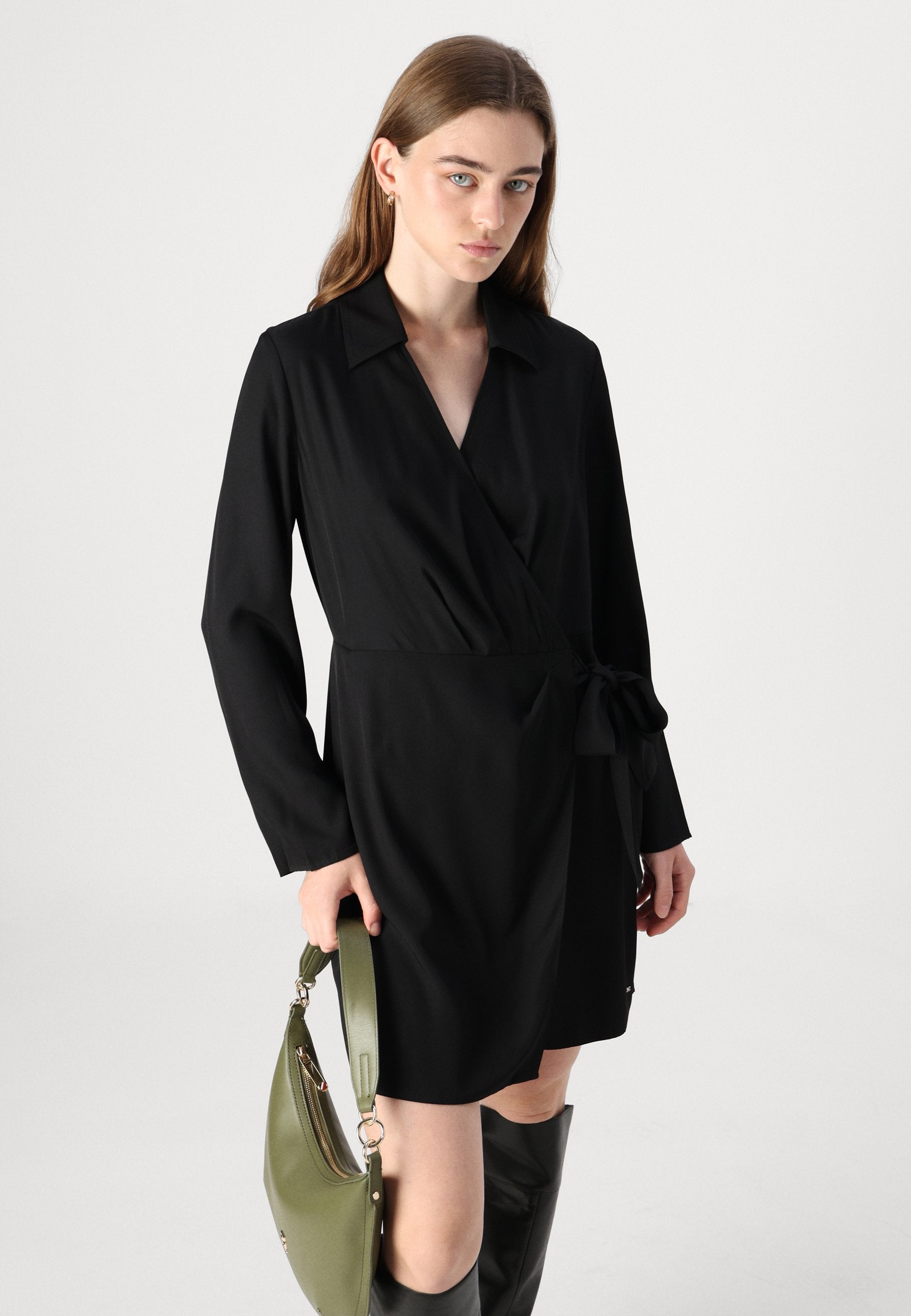 FLUID WRAP SHORT DRESS Media 5