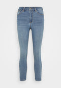 Schlanke Jeans aus hellblauem Denim, mit einem klassischen Fünf-Taschen-Design, dezentem Stichdetail und einem Knopfverschluss an der Taille.