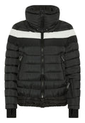 Schwarze gepolsterte Jacke mit hohem Kragen, weißen horizontalen Streifen, mit Reißverschlüssen versehenen Seitentaschen, gerippten Bündchen und glänzender Textur.