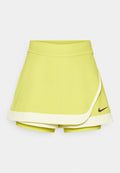 Limettengrüner Tennisrock mit angenähten Shorts; verfügt über ein geschichtetes Design, schwarzes Nike-Logo und weißen Saum.