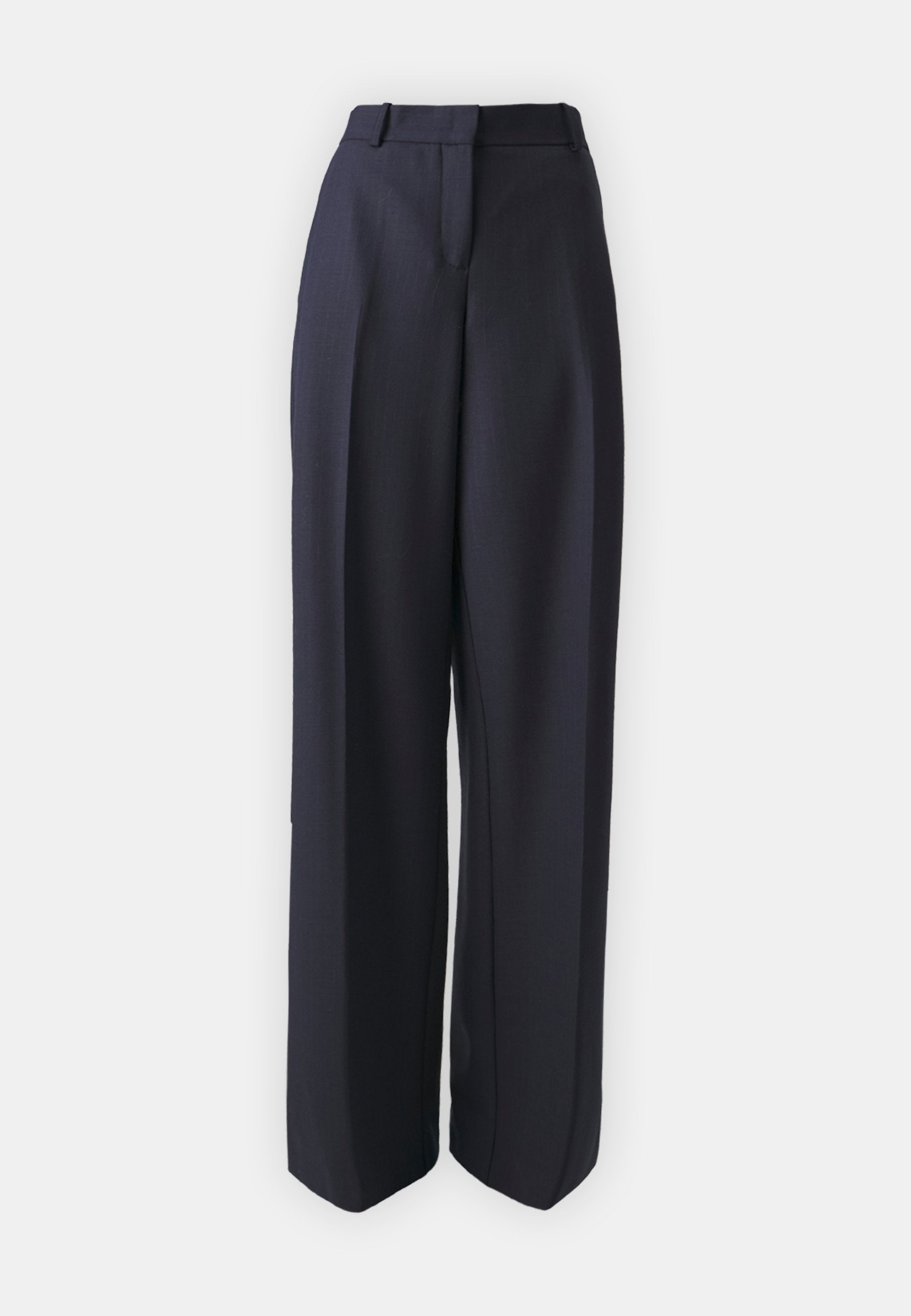 Dunkelblauwe weit geschnittene Hose aus strukturiertem Stoff, mit hohem Bund, scharfen Falten und seitlichen Taschen für zusätzliche Funktionalität.