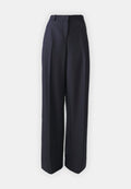 Dunkelblauwe weit geschnittene Hose aus strukturiertem Stoff, mit hohem Bund, scharfen Falten und seitlichen Taschen für zusätzliche Funktionalität.