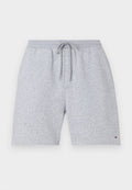 Graue Baumwollshorts mit einem Kordelzugbund, ausgestattet mit einem Logo am unteren Saum und einer weichen, glatten Textur. Normale Passform und knielang.