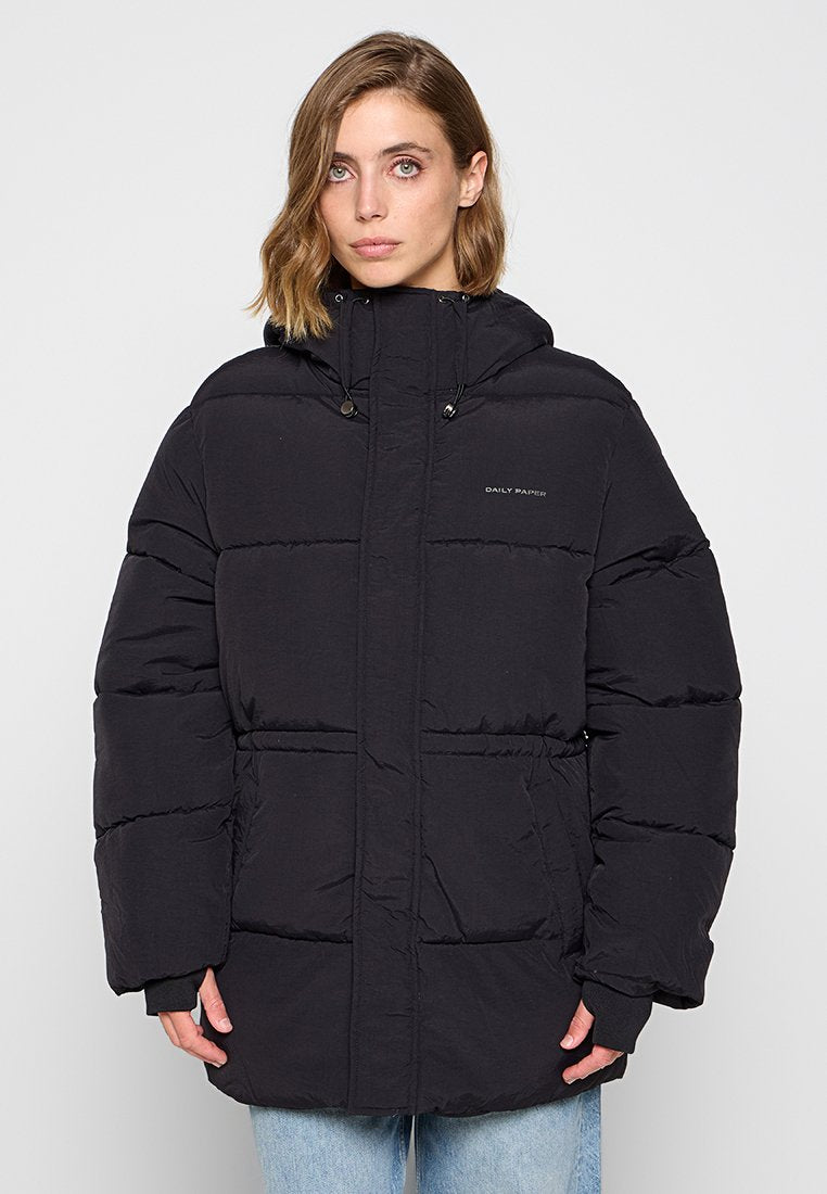 Schwarze Pufferjacke mit Kapuze, ausgestattet mit einem Reißverschlussverschluss vorne, genähten Einsätzen und dezentem Branding auf der Brust. Weiches, strukturiertes Gewebe.