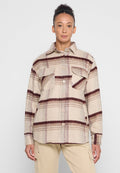 Beige Flanellhemdjacke mit kariertem Muster in Bordeauxrot und Braun, ausgestattet mit zwei Brusttaschen und Knopfverschluss. Weicher Stoff und lässige Passform.
