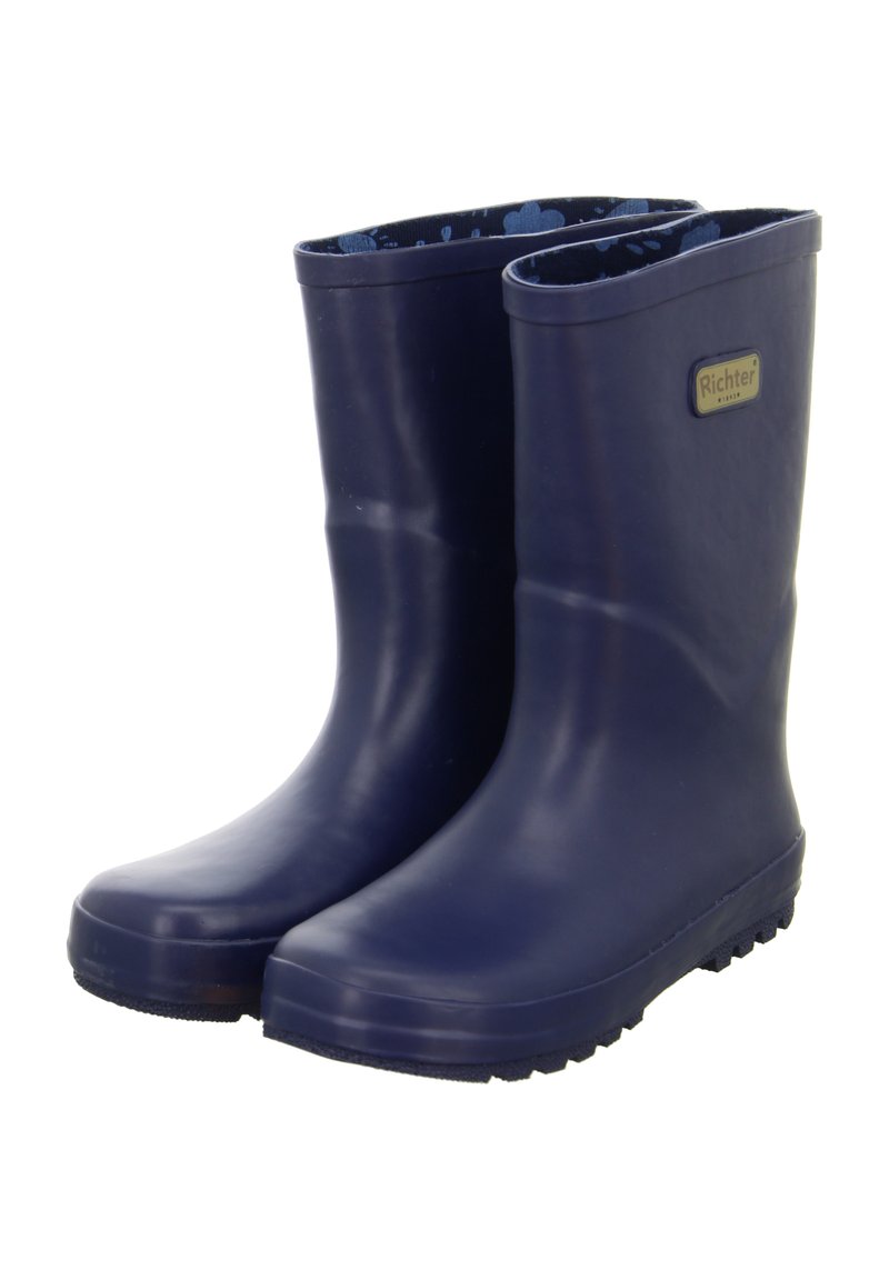 Ein Paar dunkelblaue Gummiregenstiefel mit geriffelten Sohlen und einem Logopatch an der Außenseite, das oben ein florales Innenfutter zeigt.