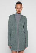 Grüne gestrickte Strickjacke mit offenem Vorderteil, langen Ärmeln, zwei Taschen vorne und weicher Textur, getragen über einem grauen Rollkragenkleid.
