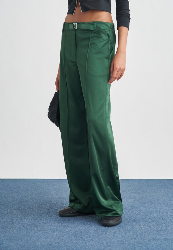 Nike Sportswear BELTED PINTUCK PANT - Trousers - fir