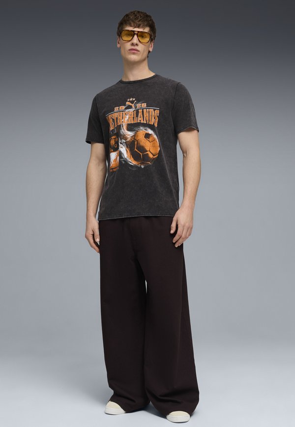 Puma FANPACK 90S TEE GERMANY - Print T-shirt - black-rickie orange