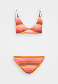 Bikini-Set mit einem geknoteten, dreieckigen Oberteil und klassischen Unterteilen. Mit horizontalen Streifen in Orange-, Pink- und Brauntönen. Glatte Stoffqualität.