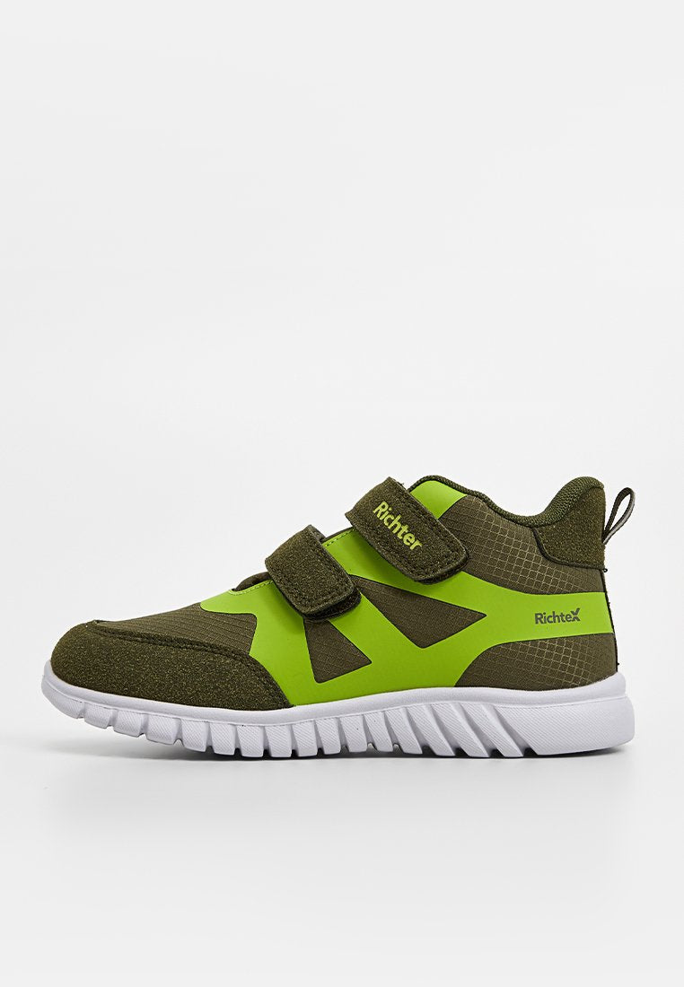 Grüne und olivfarbene Sportschuhe mit Klettverschluss, Mesh-Design, weißer Gummisohle und strukturierten Akzenten an den Seiten.