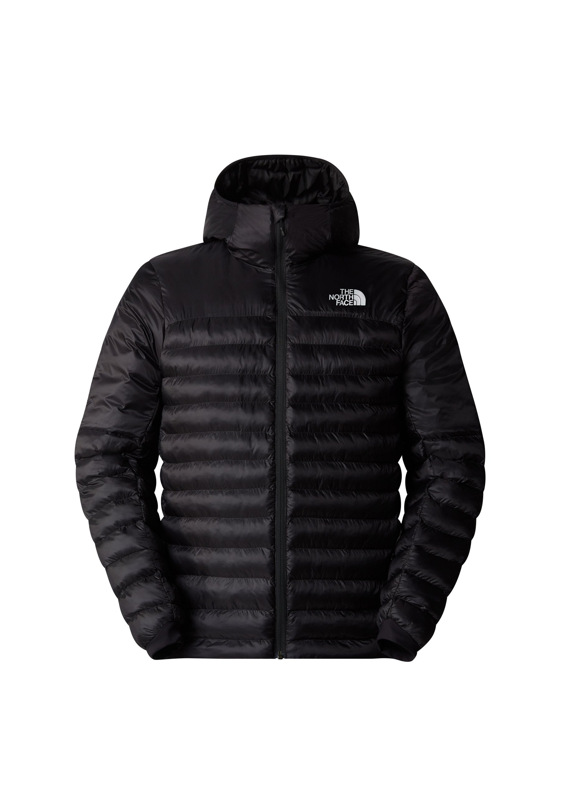 Schwarze Daunenjacke mit Reißverschluss, Kapuze und gerippten Bündchen. Sie besitzt ein gestepptes Design mit horizontalen Abschnitten und einem Logo auf der Brust.
