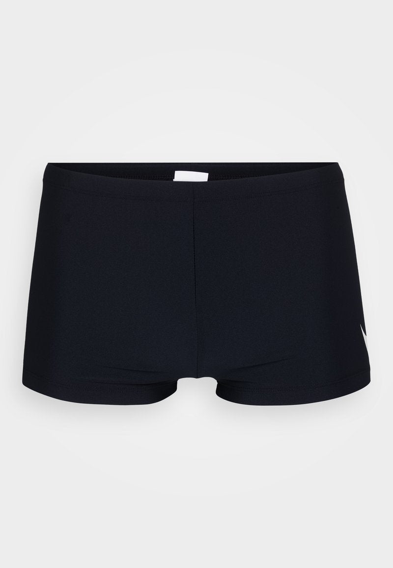 Schwarze Badehosen aus glattem, elastischem Material, mit einem tiefen Bund und einem weißen Logo-Akzent auf der linken Seite.