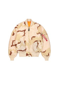Bomberjacke in einem hellbeigen Camouflage-Muster, mit gerippten Bündchen und Saum, Front-Reißverschluss und orangefarbenem Futter. Verfügt über eine Reißverschlusstasche mit rotem Etikett.