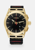 Goldfarbene Edelstahl-Uhr mit schwarzem Ziffernblatt, roten Akzenten, schwarzem Gummiarmband, großem verschraubtem Kronen und Chronographenfunktionen.