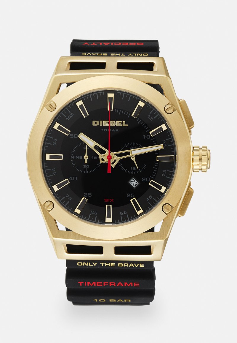 Goldfarbene Edelstahl-Uhr mit schwarzem Ziffernblatt, roten Akzenten, schwarzem Gummiarmband, großem verschraubtem Kronen und Chronographenfunktionen.