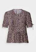 Bluse mit braunem und beigem Leopardenmuster, kurzen Ärmeln, gerafften Schultern, einem Schlitz im Rücken und einem ausgestellten, gestuften Saum.