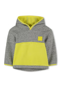 Grauer Kapuzenpullover mit einem gelben unteren Teil und Innenfutter. Verfügt über ein V-Ausschnitt-Design und ein quadratisches Logopatch auf der Brust.