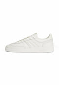 Weißes Leder-Sneaker mit strukturiertem Obermaterial, Logo-Akzenten, abgerundeter Zehenpartie, flachen Schnürsenkeln und einer Gummisohle mit horizontalen Rillen.