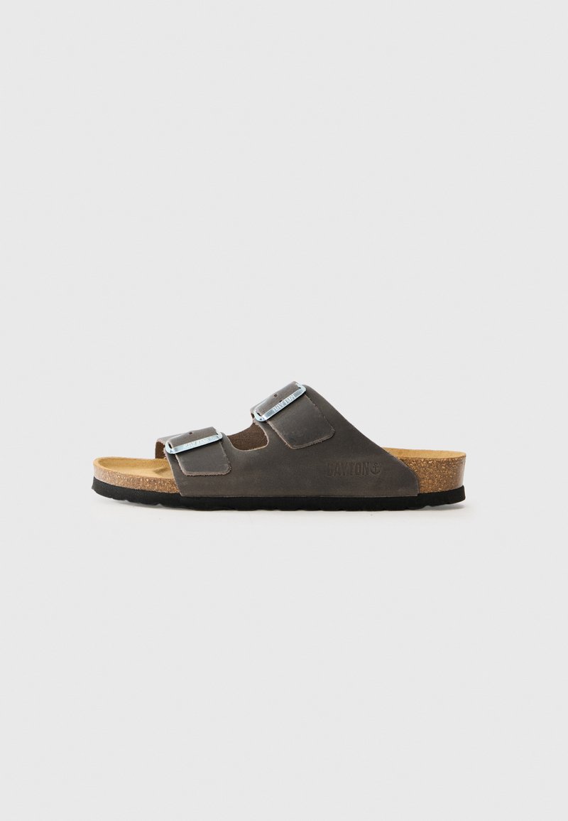 Dunkelgraue Ledersandalen mit zwei verstellbaren silbernen Schnallen, Korksohle und strukturiertem schwarzen Außensohle. Markenname auf der Seite geprägt.