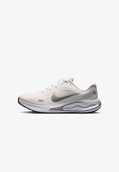 Nike Performance W NIKE JOURNEY RUN - Road running shoes - white sail black metallic silver