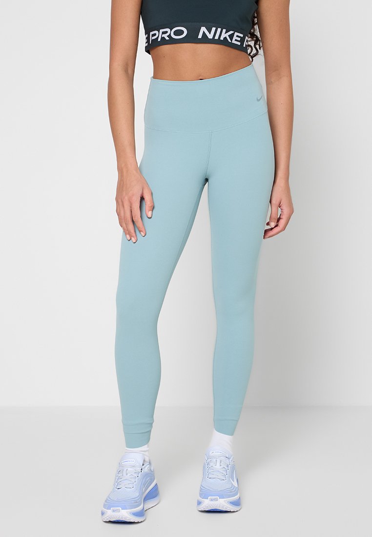 Hellblaue Sportleggings in einem schlanken Design mit hohem Bund. Hergestellt aus dehnbarem Stoff bieten sie eine bequeme Passform für aktive Bewegungen.