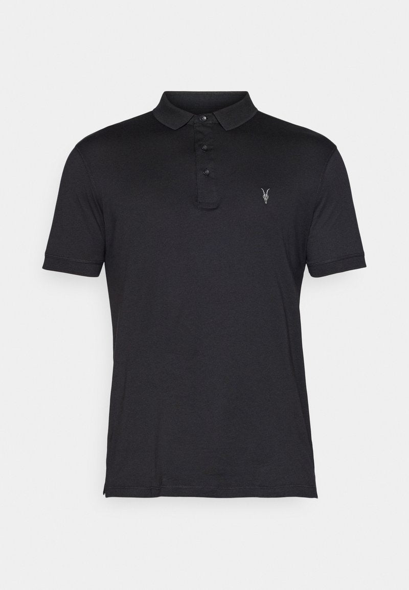 Schwarzes Poloshirt aus glattem Stoff, mit klassischem Kragen, Drei-Knopf-Leiste und kleinem gesticktem Logo auf der Brust.