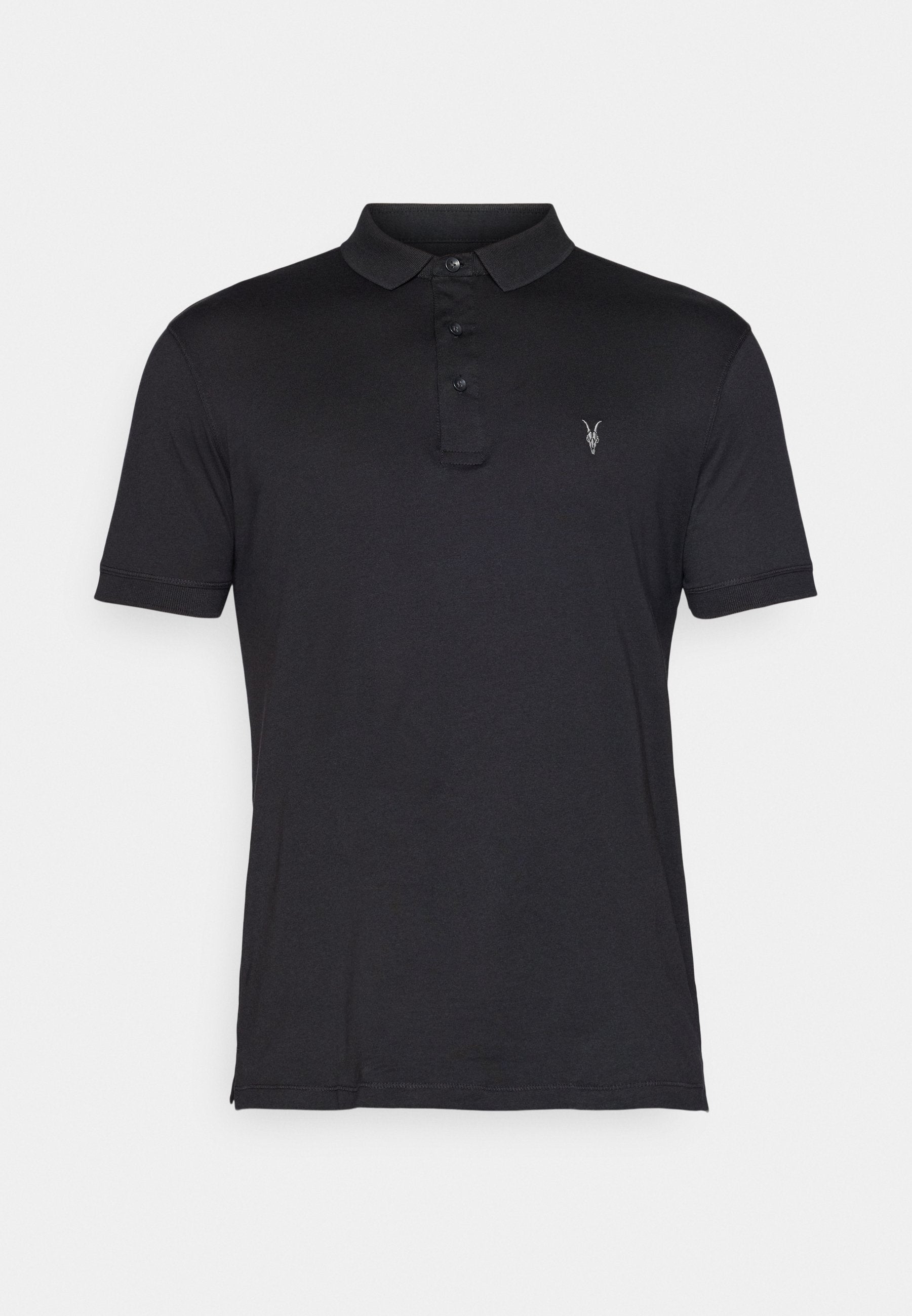 Schwarzes Poloshirt aus glattem Stoff, mit klassischem Kragen, Drei-Knopf-Leiste und kleinem gesticktem Logo auf der Brust.