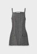 Grau gestreiftes Kleid mit dünnen Trägern, figurbetonter Silhouette und zwei aufgesetzten Taschen vorne. Das Material wirkt strukturiert mit dezenten vertikalen Streifen.