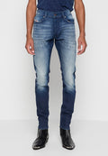 Dunkelblaue Jeans aus Denim im Slim-Fit, mit Verwaschungen und  whiskering, fünf Taschen und einem Markenpatch an der Gesäßtasche.