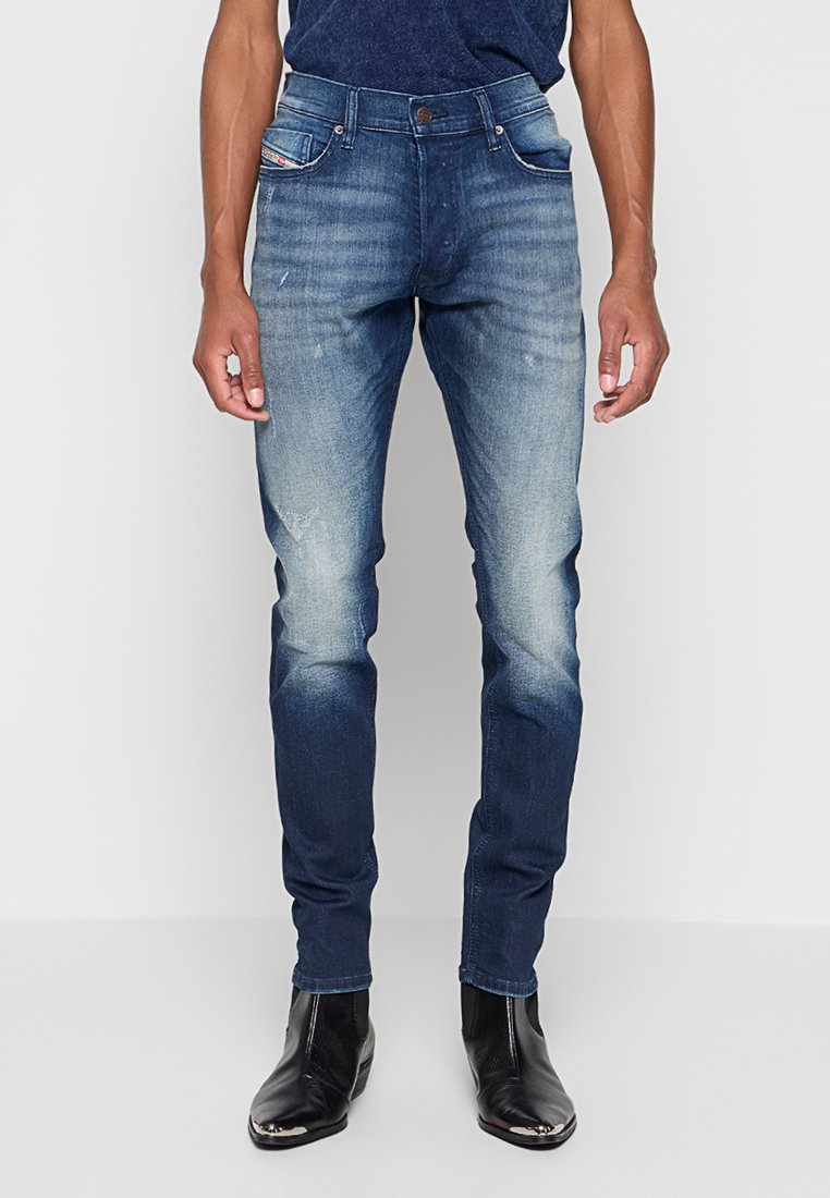 Dunkelblaue Jeans aus Denim im Slim-Fit, mit Verwaschungen und  whiskering, fünf Taschen und einem Markenpatch an der Gesäßtasche.