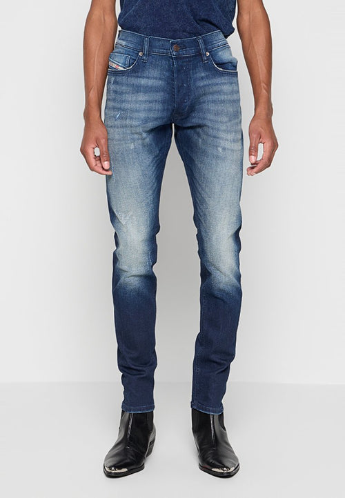Dunkelblaue Jeans aus Denim im Slim-Fit, mit Verwaschungen und  whiskering, fünf Taschen und einem Markenpatch an der Gesäßtasche.