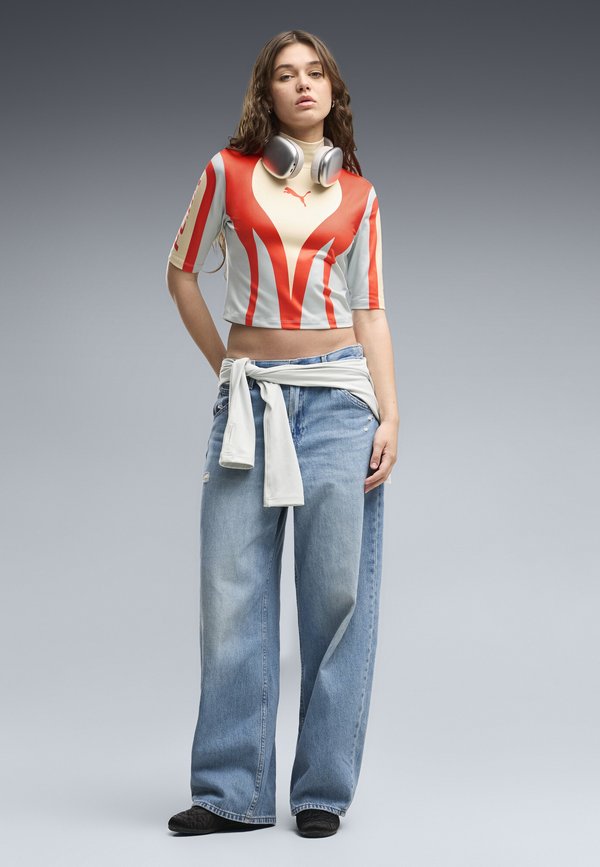 Puma FUTURE.PUMA.ARCHIVE MOTO TOP - Print T-shirt - buttercream