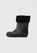Gummi-Wasserdichtstiefel mit einem dunkelblauen Körper, geripptem schwarzen Textilbund, strukturiertem schwarzen Sohlen und Logodetail an der Seite.