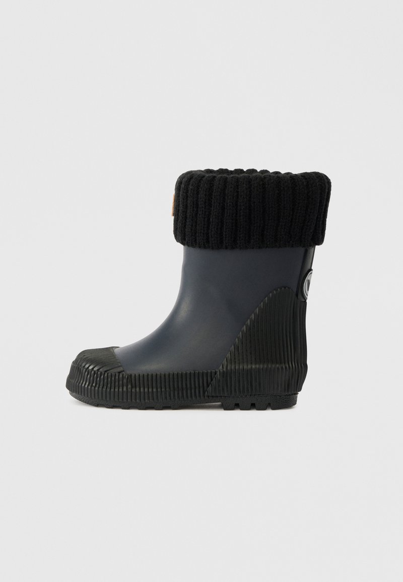 Gummi-Wasserdichtstiefel mit einem dunkelblauen Körper, geripptem schwarzen Textilbund, strukturiertem schwarzen Sohlen und Logodetail an der Seite.