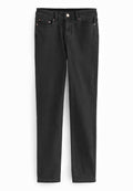 Schwarze Denim-Jeans mit schlanker Passform, Fünfundreißig Pocket-Design, Standard-Knopfverschluss und kontrastierenden Nähten. Glatte Textur und klare Linien.