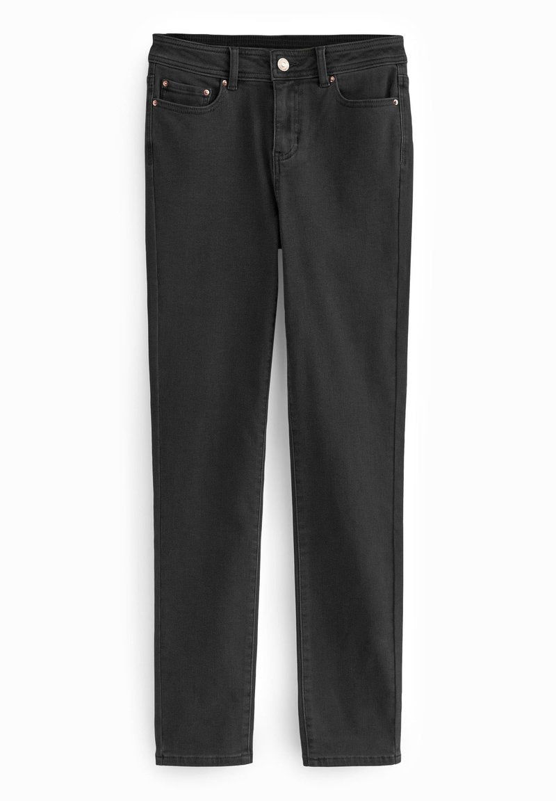 Schwarze Denim-Jeans mit schlanker Passform, Fünfundreißig Pocket-Design, Standard-Knopfverschluss und kontrastierenden Nähten. Glatte Textur und klare Linien.