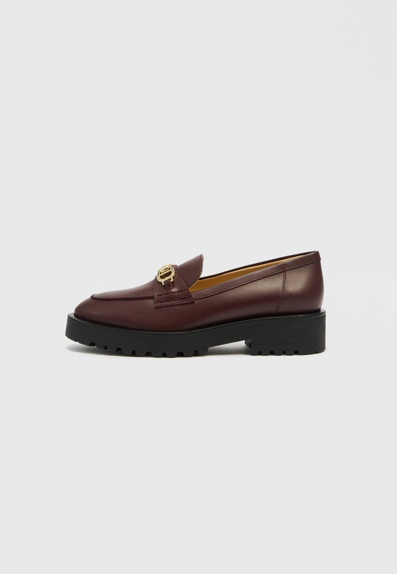 Burgunderrote Lederschlupfschuhe mit glatter Oberfläche, abgerundeter Spitze, goldfarbenen Beschlägen und einer massiven schwarzen Gummisohle mit Profil.