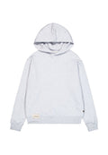 Helle graue Pullover-Hoodie aus weicher Baumwolle, mit Kapuze mit Kordelzug, langen Ärmeln, gerippten Bündchen und einem kleinen Markierungsanhänger am Saum.