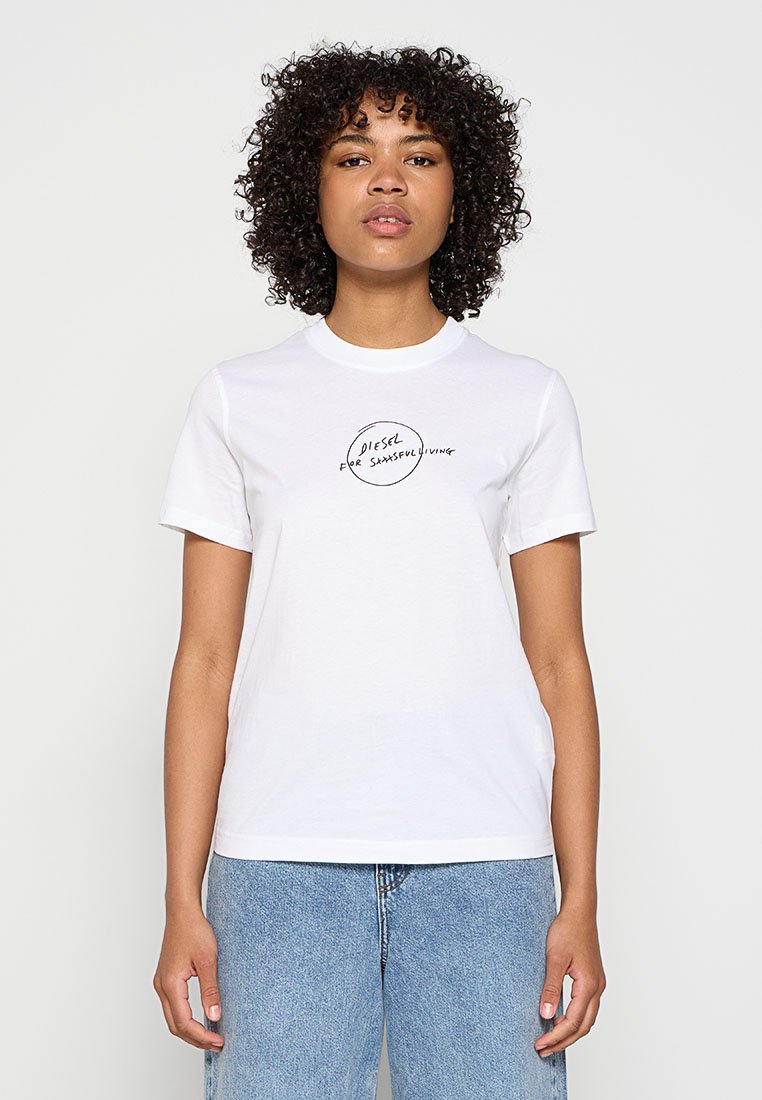 Weißes Baumwoll-T-Shirt mit kurzen Ärmeln, rundem Halsausschnitt und einem schwarzen kreisförmigen grafischen Text "DIESEL FOR SUCCESSFUL LIVING", der auf der Vorderseite aufgedruckt ist.