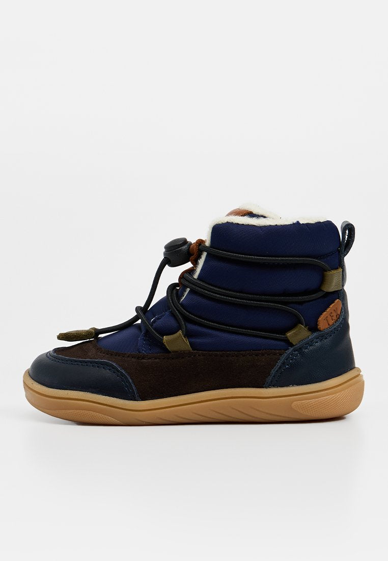 Marineblaue und braune wasserdichte Stiefel mit textiler Oberseite, Fellfutter, Gummisohle und elastischen Schnürsenkeln für eine verstellbare Passform.
