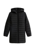 Schwarze Pufferjacke mit Kapuze, mit Reißverschluss, horizontalem Steppmuster und langen Ärmeln. Das Material fühlt sich glatt und warm an.
