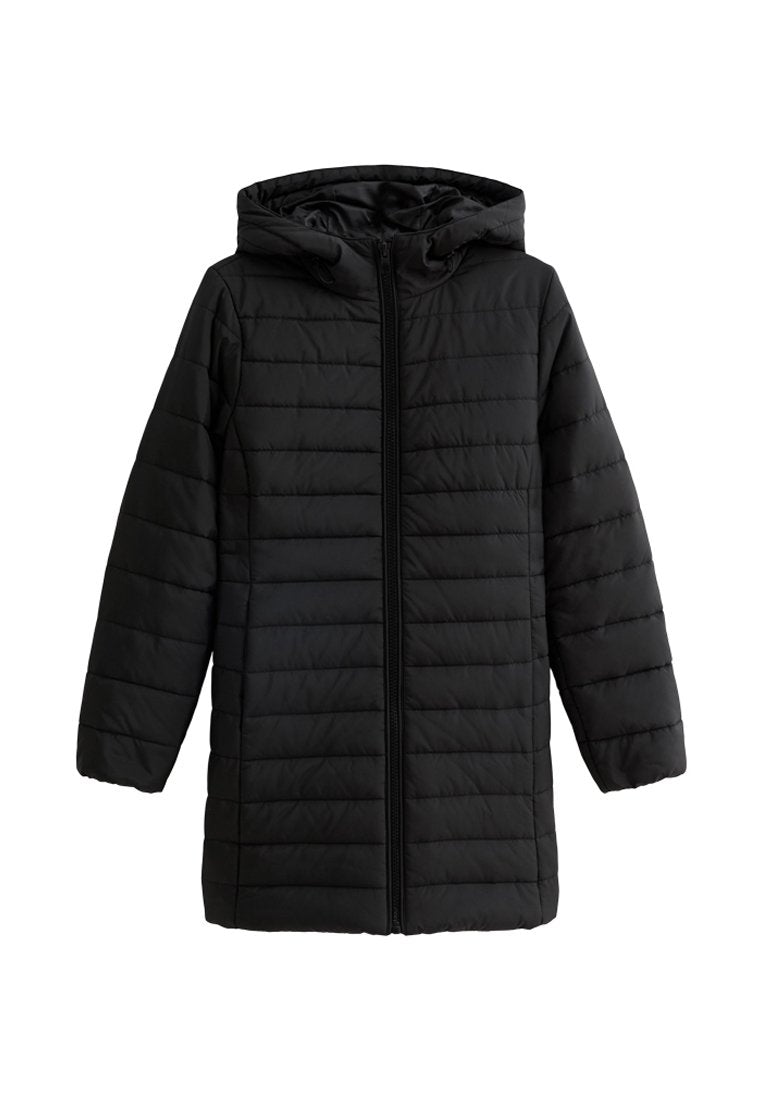 Schwarze Pufferjacke mit Kapuze, mit Reißverschluss, horizontalem Steppmuster und langen Ärmeln. Das Material fühlt sich glatt und warm an.