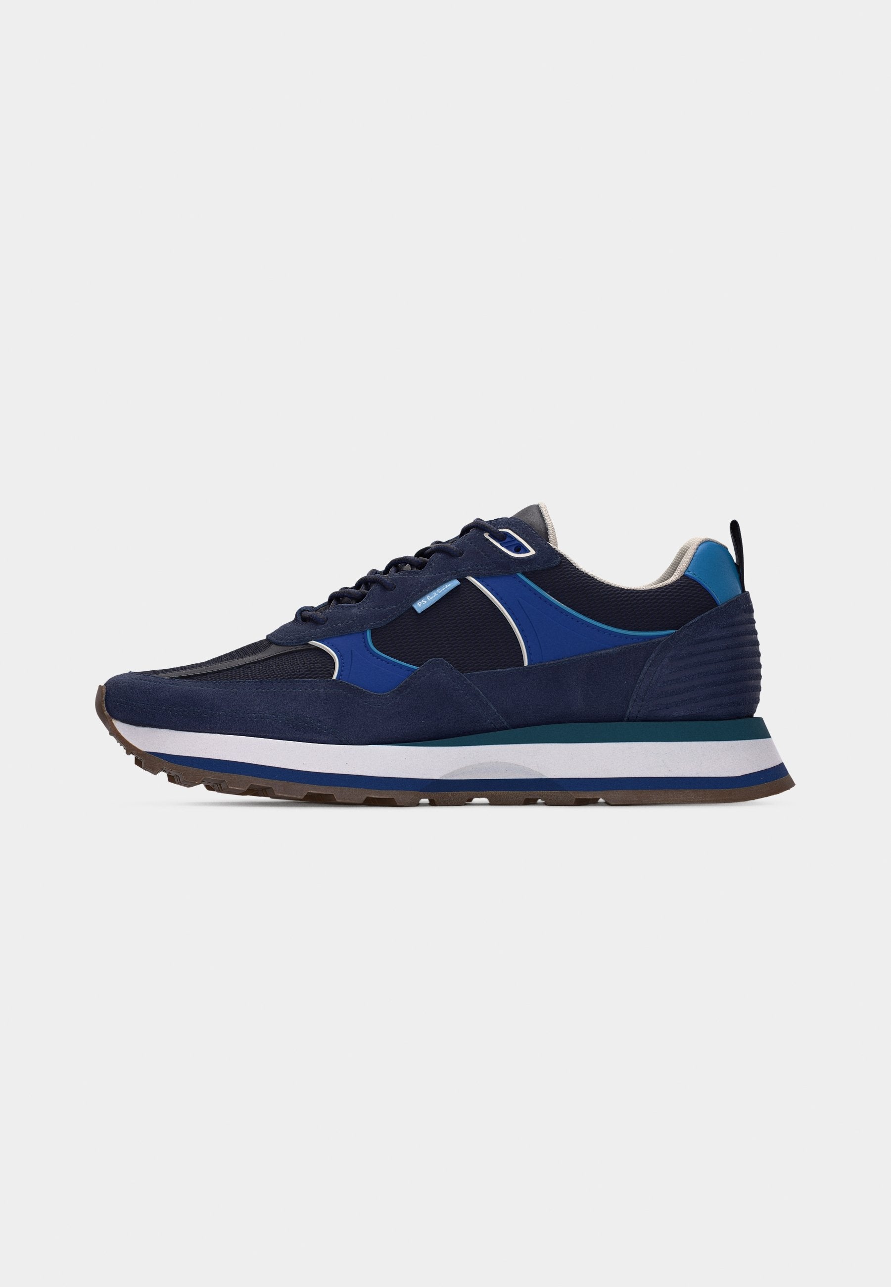 Marineblaue Sportschuh mit hellblauen Akzenten, weißem Innenfutter, mehrschichtiger Sohle in Weiß, Türkis und Blau sowie braunem profiliertem Sohlenboden.