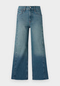 Weite Jeans in einem mittelblauen Waschung, mit einem Farbverlauf von dunkler zu heller. Hergestellt aus Denim mit einem traditionellen Fünf-Taschen-Design.