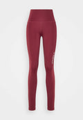 Bordeauxfarbene Leggings mit hohem Bund, aus dehnbarem Material. Verfügt über ein weißes Logo an der äußeren Oberschenkelpartie und ein glattes, figurschmeichelndes Design.